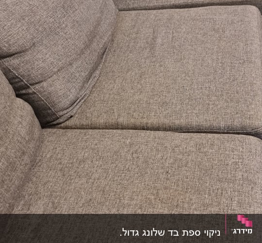 ספה אפורה עם כריות מושב ומשענת